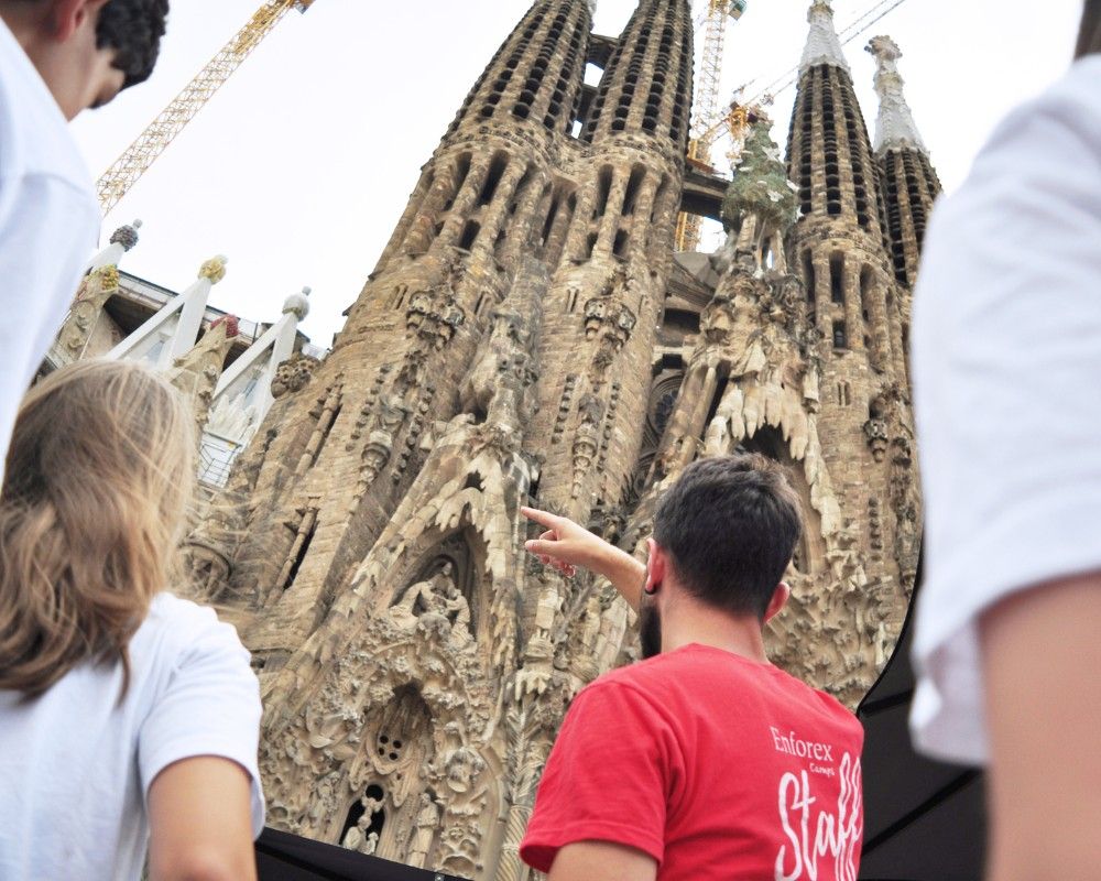 Studenti di spalle davanti alla Sagrada Familia